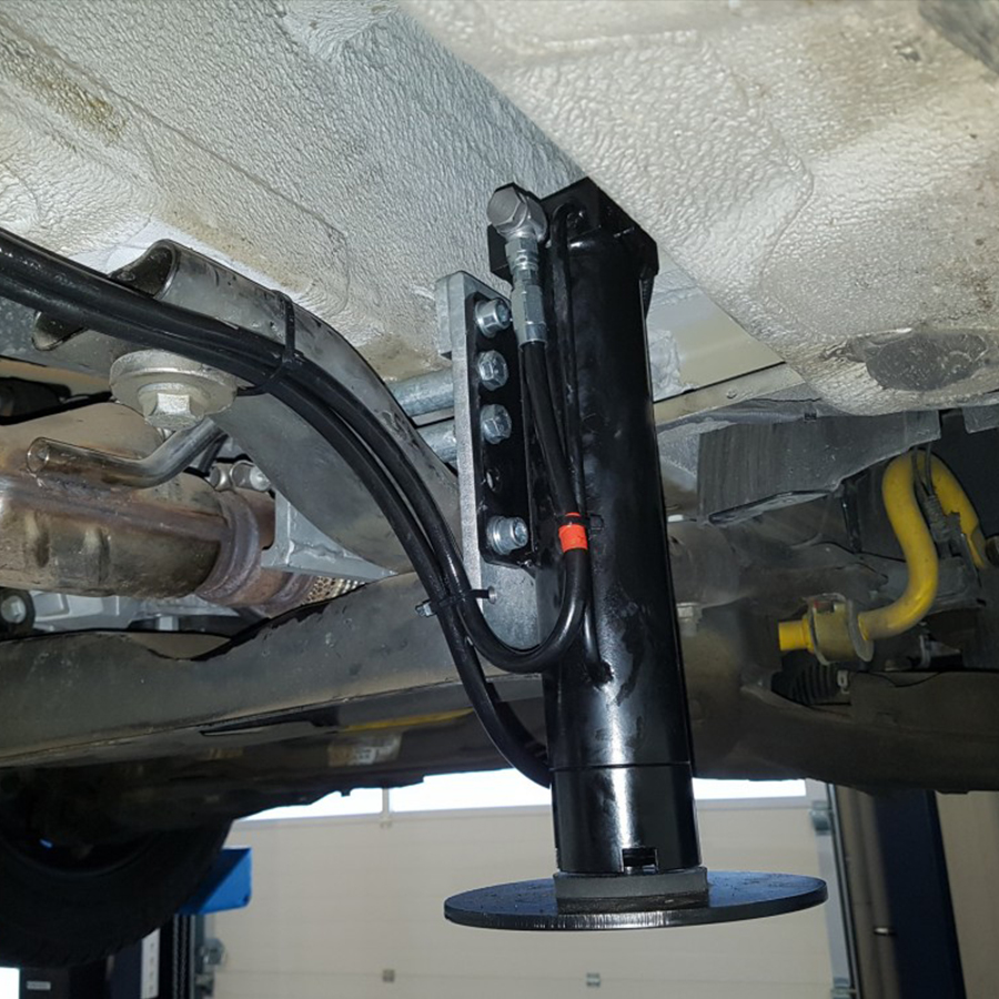 Hydraulic cylinder jacks with auto level system for 5th wheeler